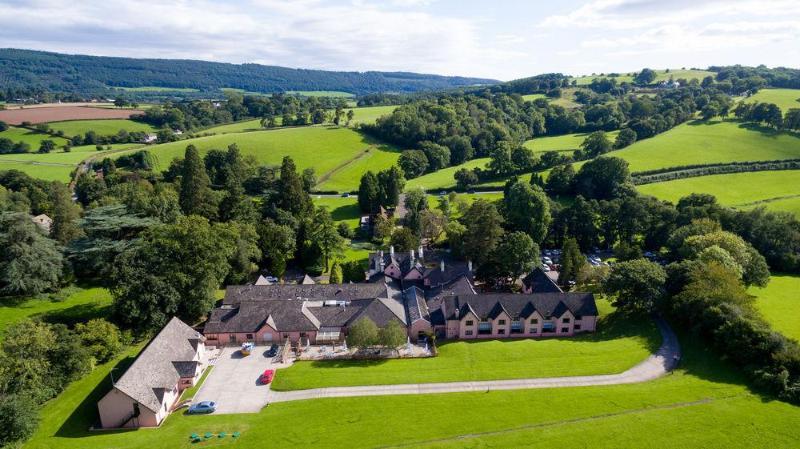 Cwrt Bleddyn Hotel & Spa Ъск Екстериор снимка